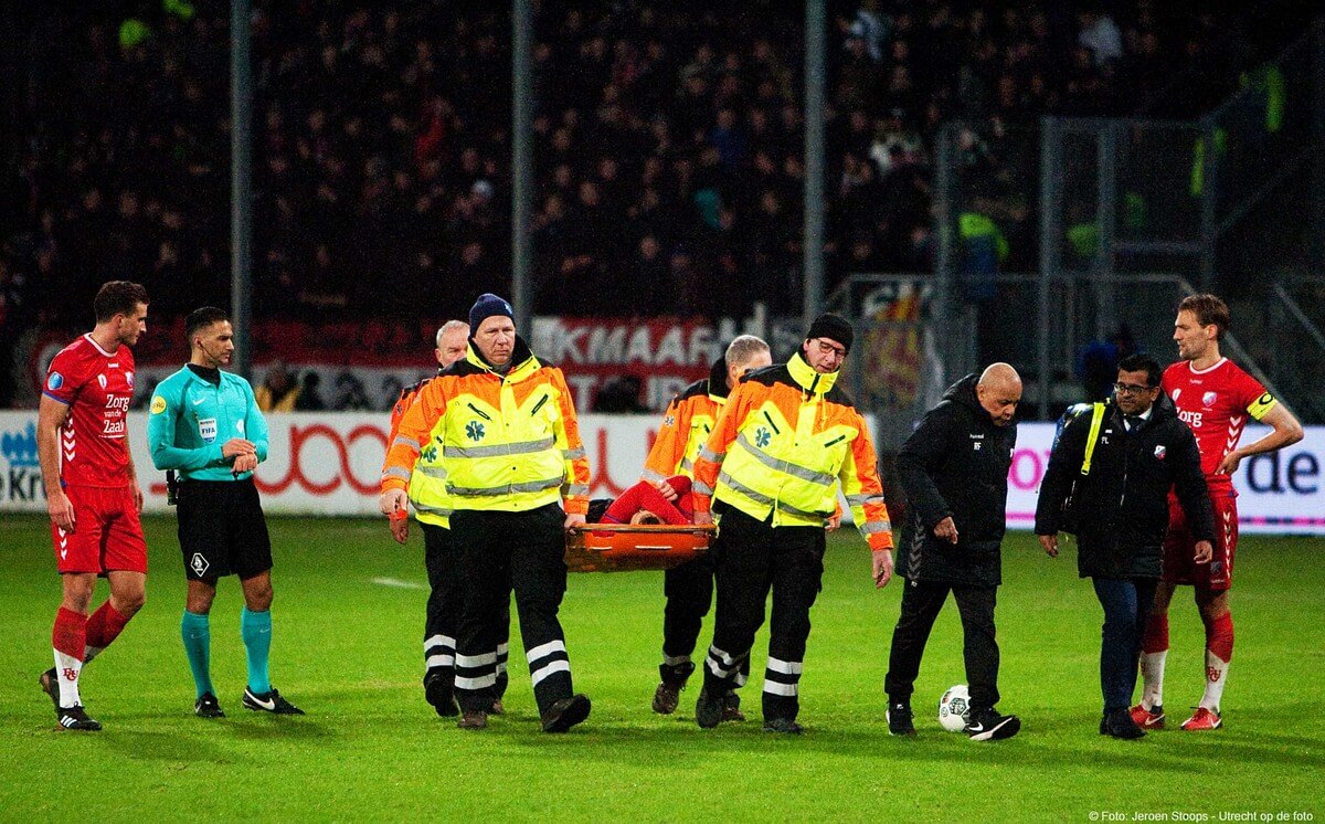 Van der Streek verlaat per brancard het veld. Foto: Jeroen Stoops