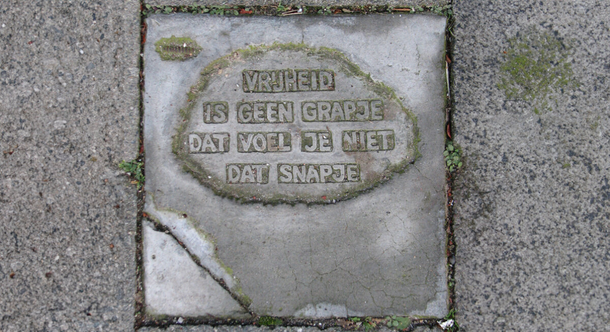 Tegel in de Oudwijkerveldstraat. Foto: Straatpoezie.nl