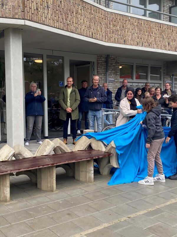 Bewoonster Ouarda en haar drie zoontjes Rida, Safouane en Imran onthulden vandaag het nieuwe bankje. Foto: Portaal