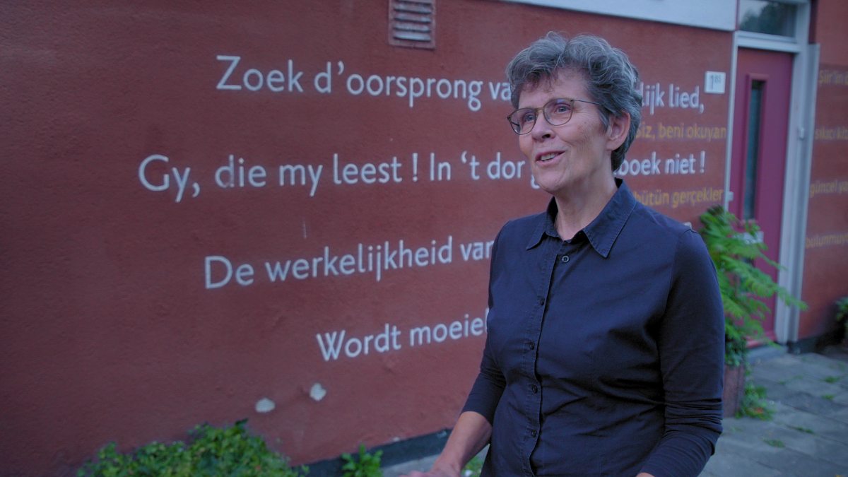 Een gedicht van Isaäc da Costa op de Da Costakade (scene uit de documentaire)