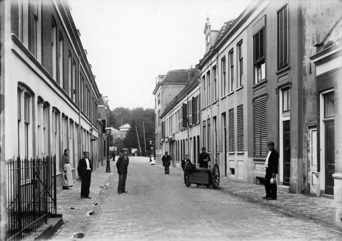 Gezicht in de Zonstraat met op de achtergrond de Sterrenwacht. Foto: Utrechts Archief