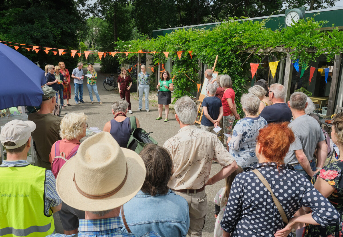 Wethouder Susanne Schilderman op de GroenmoetjeDoen!-dag, juni 2025 (foto Coen Koppen)