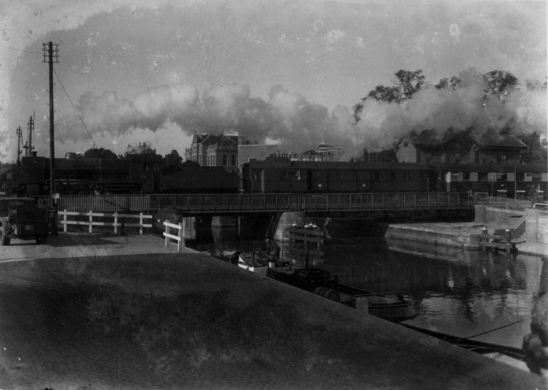 De T.E.E. 'Rheingold' getrokken door een stoomlocomotief uit de serie 3900 van de N.S. Rechts op de achtergrond het dienstgebouw bij de halte Jeremiebrug. Foto: Utrechts Archief