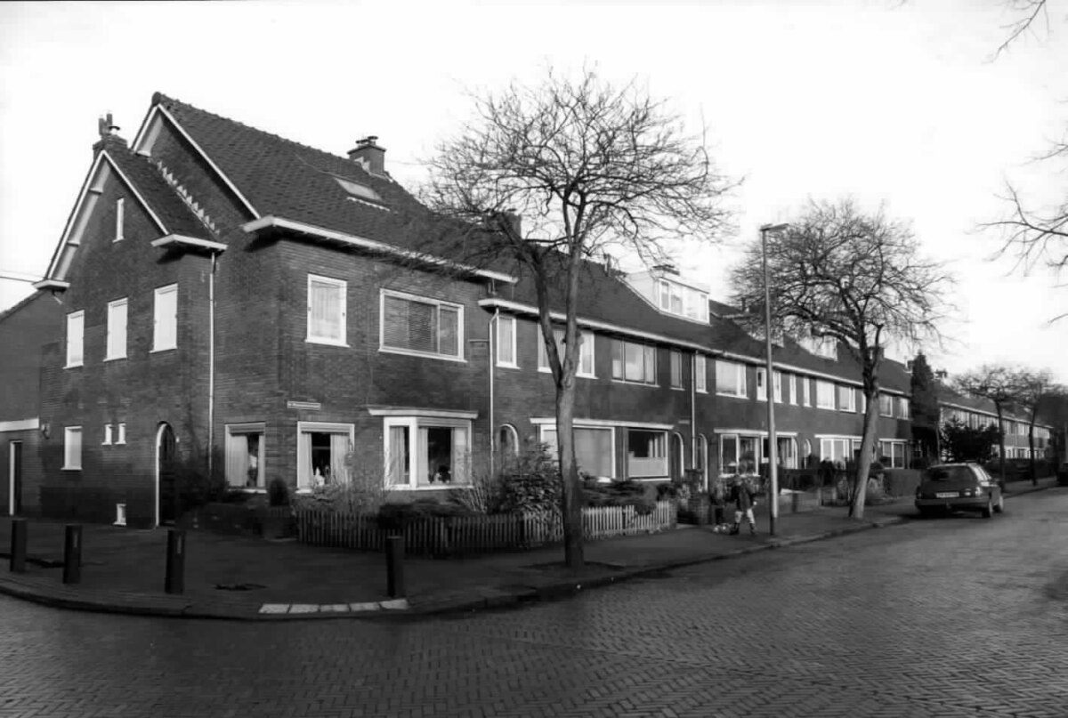 Links het hoekhuis C.van Maasdijkstraat 23, waar Herman woonde. Rechts: H.Wijnmalenstraat. Foto: HUA