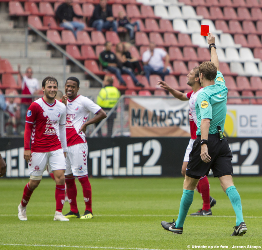 Na het bekijken van de beelden geeft scheidsrechter Van de Kerkhof rood aan Van Overeem. Foto: Jeroen Stoops