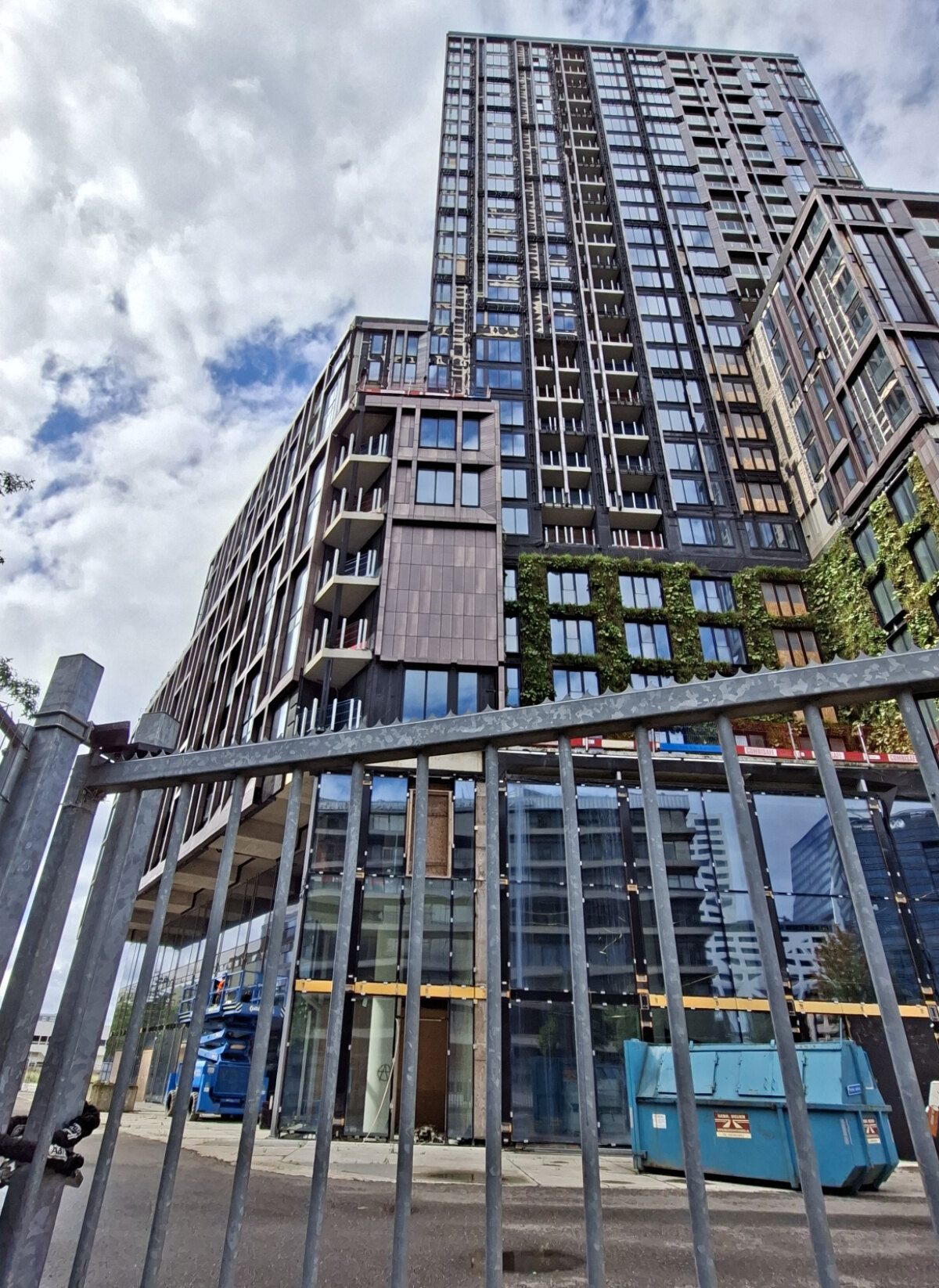 Het hek naar de toren is met een stevig hangslot vergrendeld (foto LE)