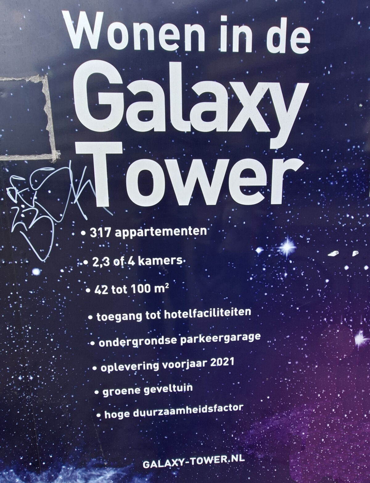Op dit bord is nog te lezen dat de huurappartementen al in 2021 bewoond zouden zijn (foto LE)