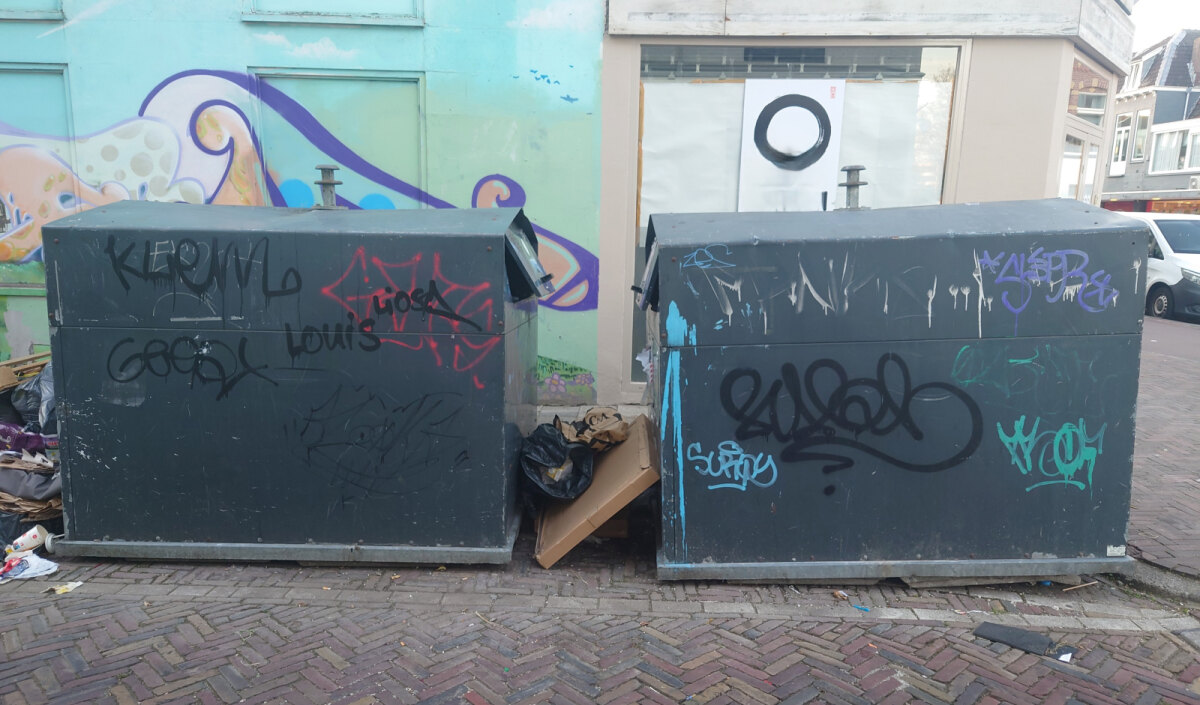 De containers staan zo dicht op elkaar dat twee van de vier kleppen niet gebruikt kunnen worden.