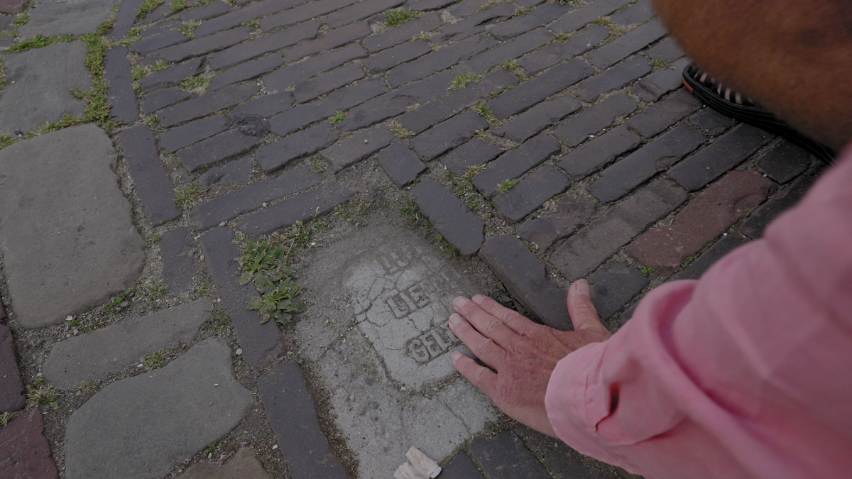 Een andere tegel van Harry van Putten (scene uit de documentaire).