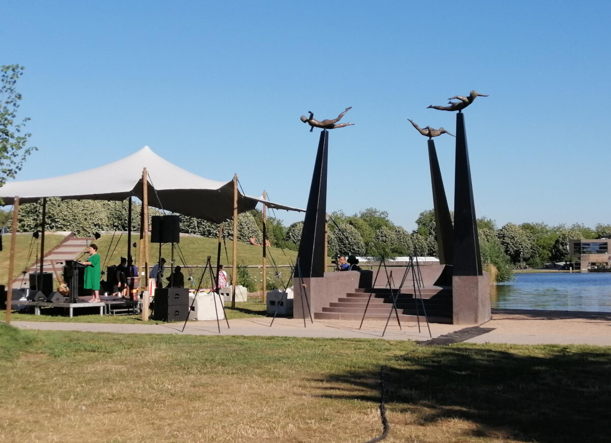 Burgemeester Sharon Dijksma in het Griftpark. Foto: TvL
