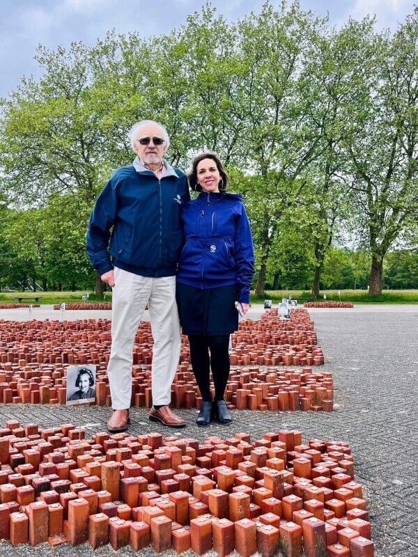 De oudste kleinzoon Ralph en zijn dochter Lia op woensdag 24 mei in Kamp Westerbork (foto Robin van Essen)