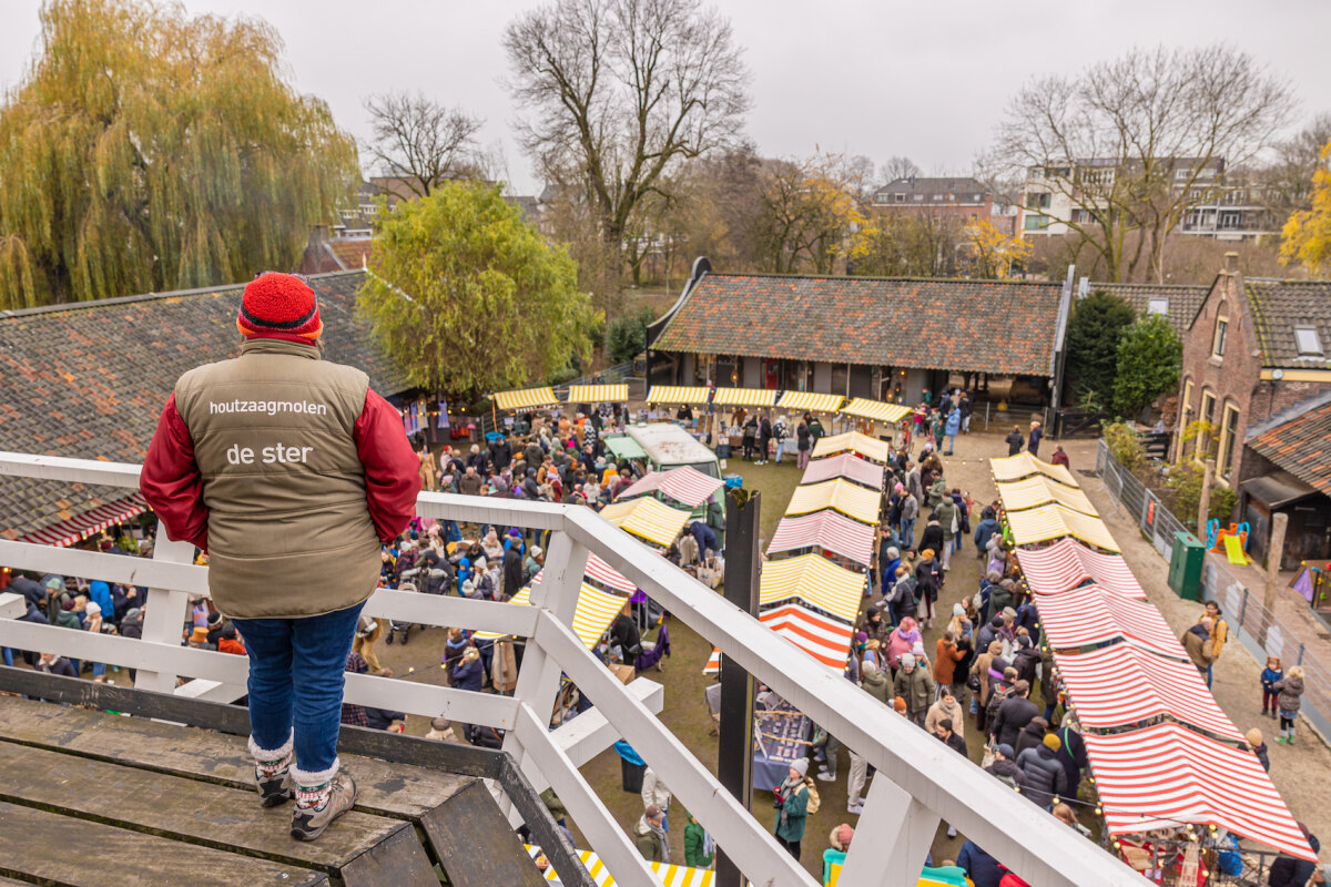Op het erf van Molen de Ster is dit weekend weer een gezellige markt. Foto: Peter Abbes