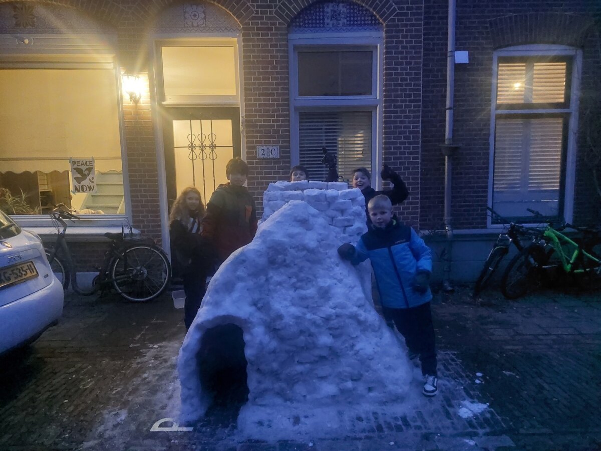 (Een deel van) de bouwers bij de iglo (foto: Gerda)