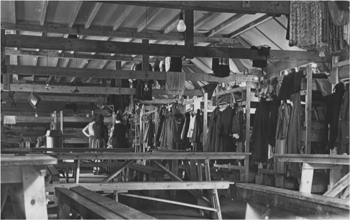 Het interieur van een barak van NSB-vrouwenkamp Fort de Bilt