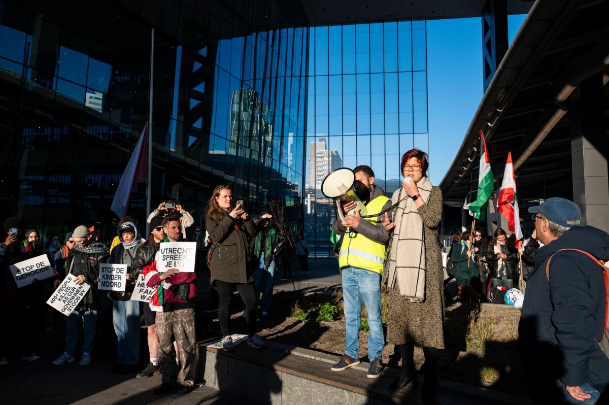 GroenLinks-wethouder Linda Voortman sprak bij het Stadskantoor de demonstranten toe. Foto: Harrie van Veen