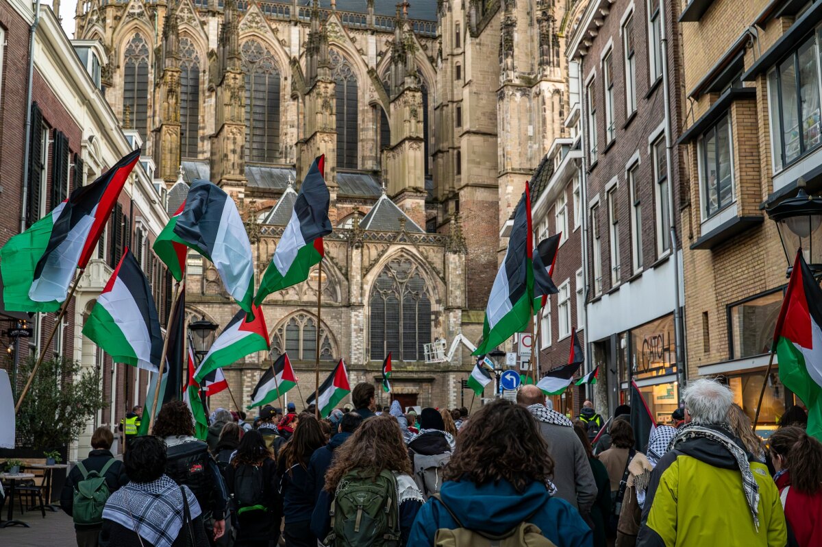 Demonstranten in de Domstraat. Foto: Harrie van Veen