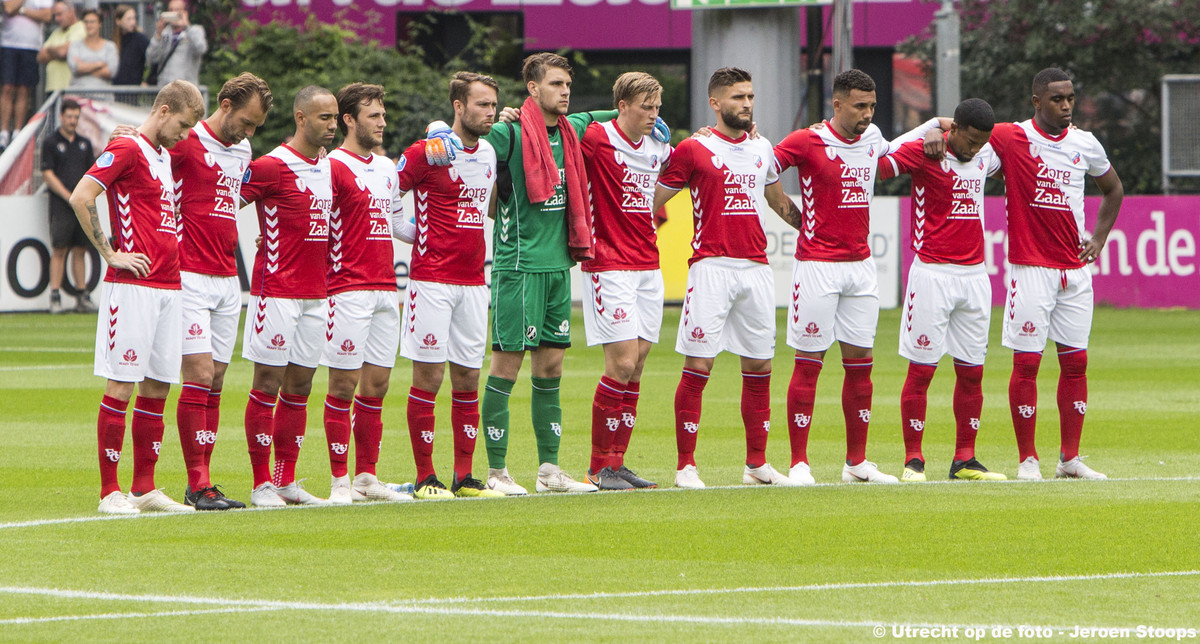 De minuut stilte voor de wedstrijd. Foto: Jeroen Stoops