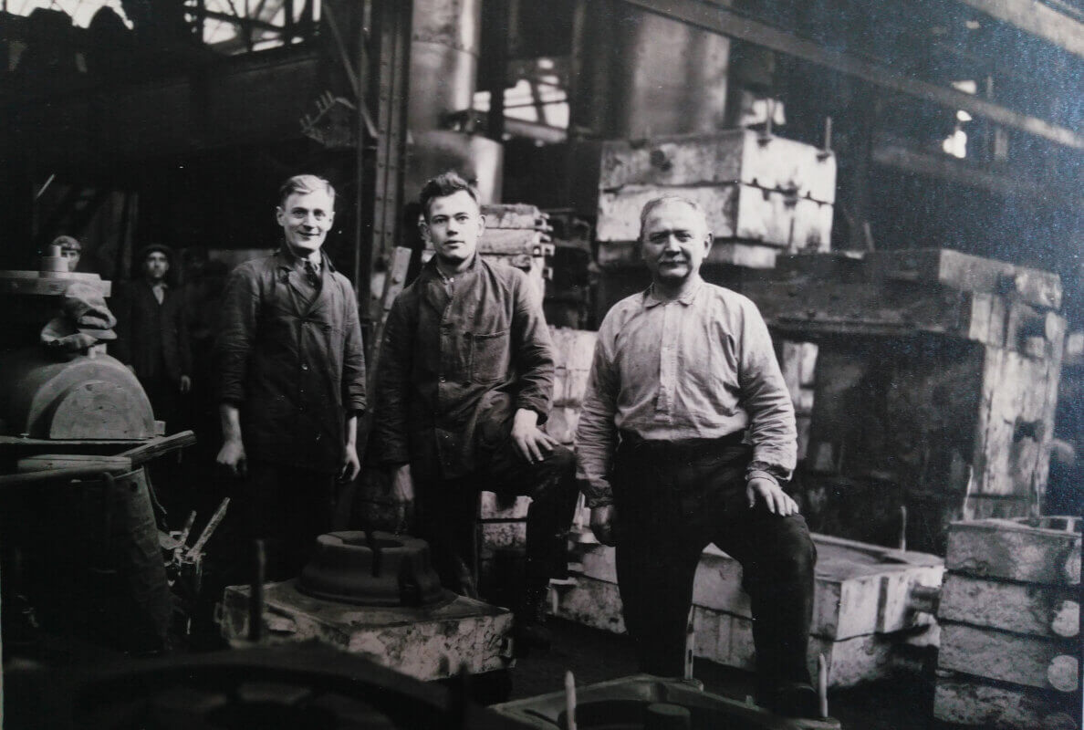 Dirk, Gerrit en Barend de Lobie in de Demka-fabriek. Fotograaf: onbekend