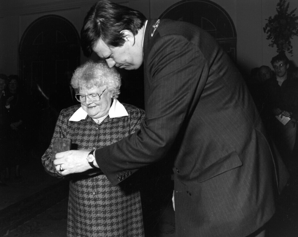 Burgemeester Opstelten overhandigt in 1995 Trui van Lier in het stadhuis de zilveren stadsmedaille. Foto: Utrechts Archief