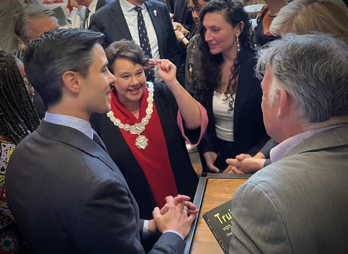 Premier Jetten en burgemeester Dijksma spraken direct na de soep onder meer met Michèle van Lier (naast Dijksma), achternicht van Trui en Truus, en met de schrijver van de recente biografie over Trui van Lier, Jim Terlingen (rechts vooraan).