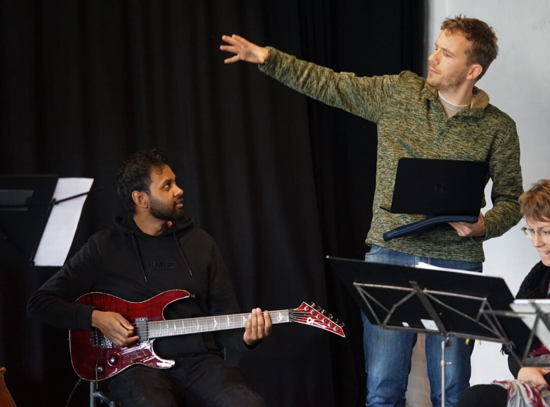 Beeld uit één van de repetities. Foto: Govert van Tongerloo