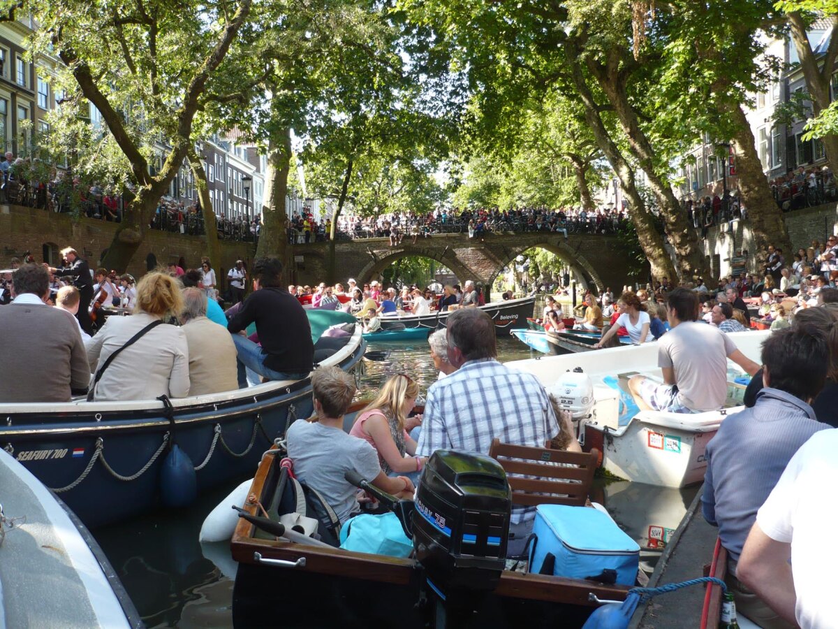 2011, juli - Publiek bij de tweede editie van het Kadeconcert op de Oudegracht luisterend naar het Domstad Jeugd Orkest. Het Kadeconcert was een samenvoeging van de Muzikale Botenparade en het Oudegracht Opera Concert en werd in het kader van de Culturele Zondag georganiseerd. Foto: C.C.S. Wilmer/HUA