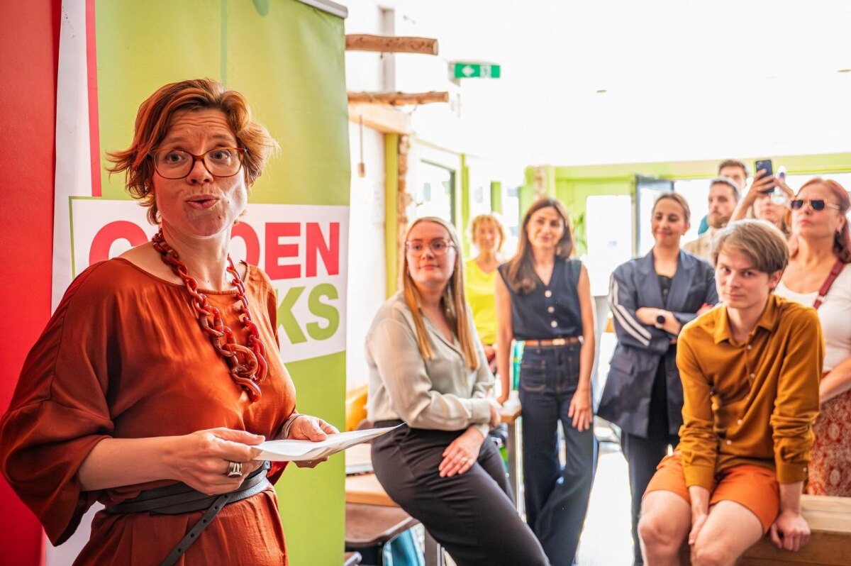 Linda Voortman, vanmiddag. Achterin, beiden in het donkergrijs, de twee verliezers. Foto: Harrie van Veen