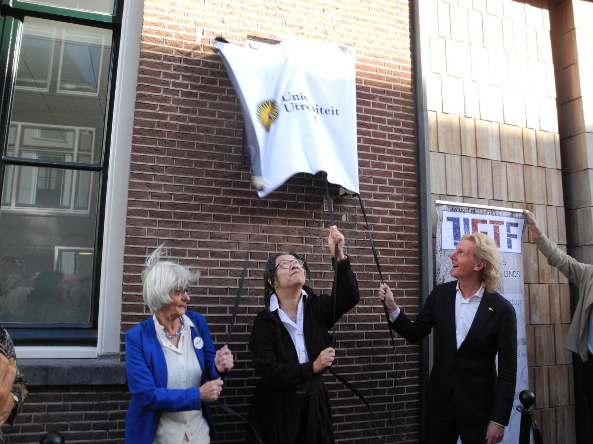  De onthulling werd verricht door v.l.n.r. Marjet Douze (UGFT), Nancy Jouwe (cultuurhistoricus) en Wilco Hazeleger (rector magnificus UU). Foto: JvW