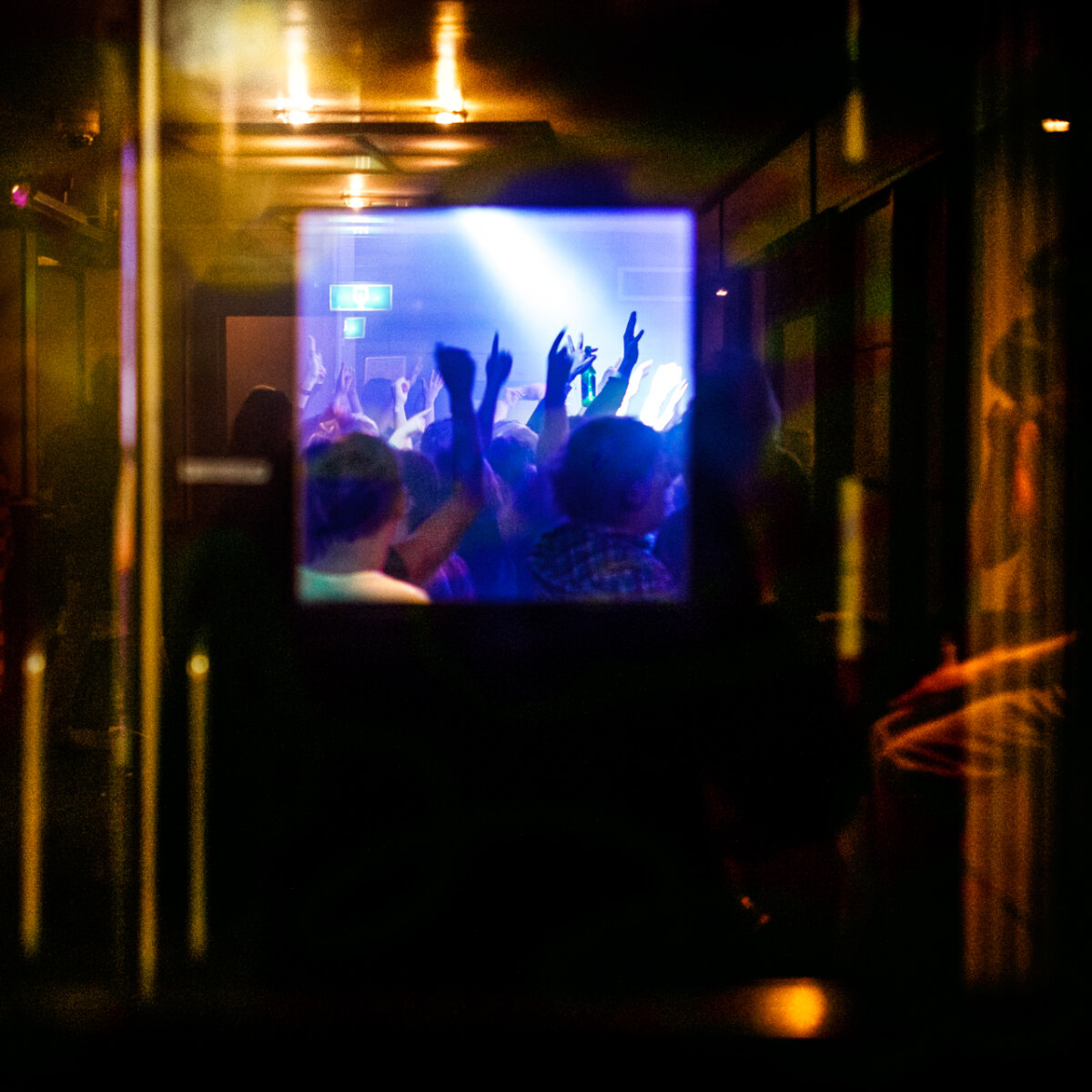De zaal, door een raam in een deur gefotografeerd (foto: HE)