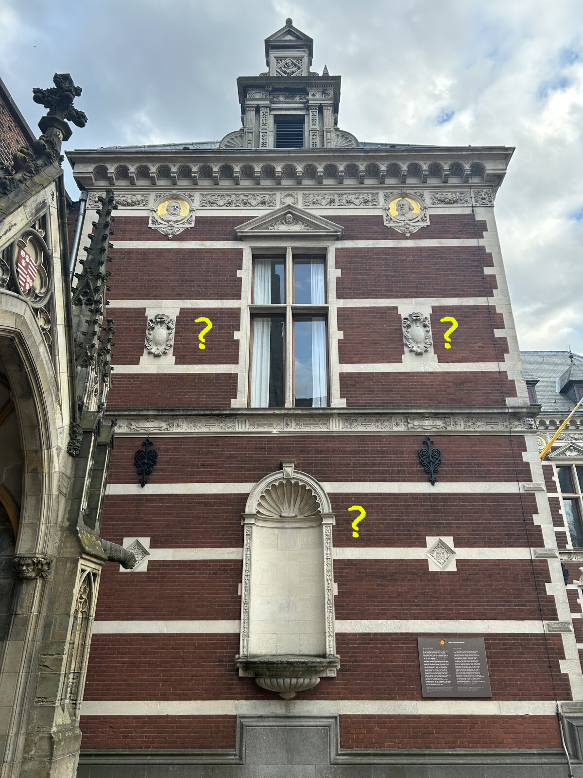 De lege bolletjes roepen ook vragen op. Bewerkte foto (JT)