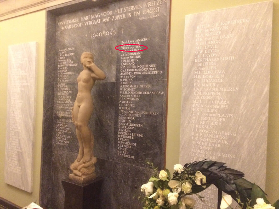 De plaquette in het Academiegebouw, met omcirkeld de naam van Truus. Foto: Jim Terlingen