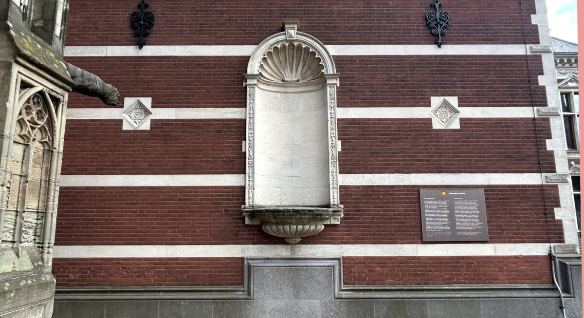 Zijkant van het Academiegebouw. Is hier een beeld weg? Foto: JT