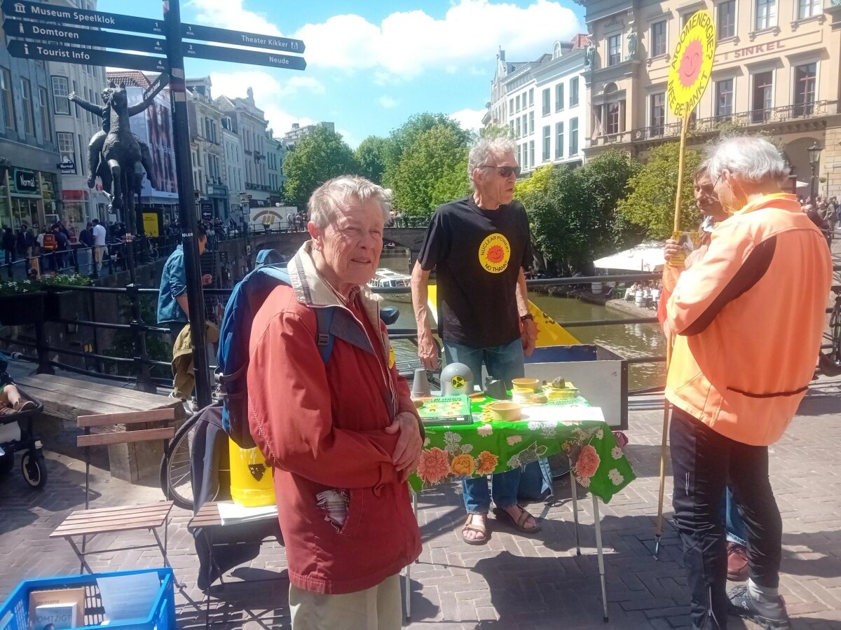 Een stand op de Stadhuisbrug. Met het zwarte t-shirt: Rob Huibers.