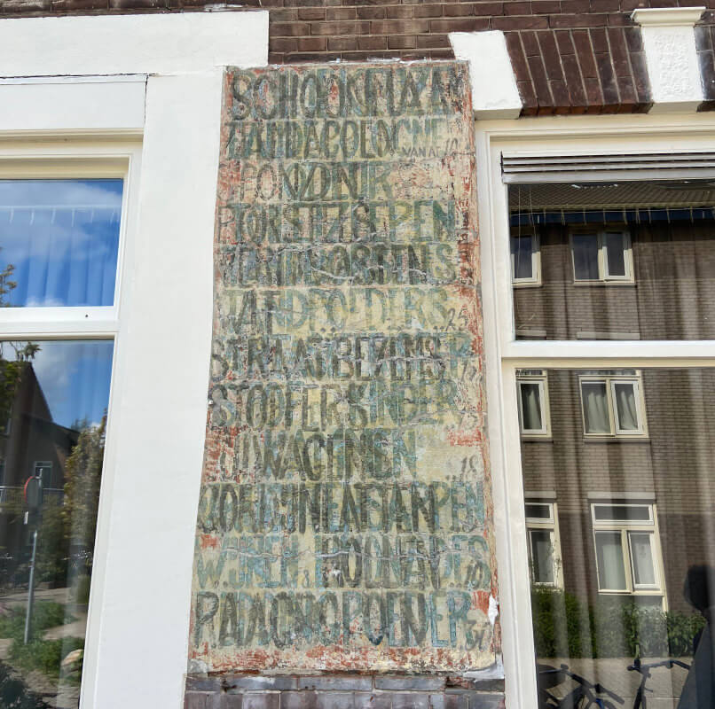 De muurreclame aan de Minstraat-kant (B). Foto: JT