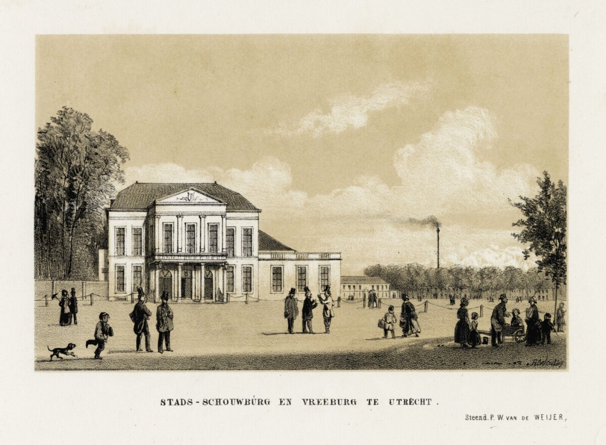 Tekening van de schouwburg vanuit het oosten, gemaakt in 1853, de tijd dat hij in bezit was van W.H. de Heus. Rechts naast de schouwburg staat de woning van De Heus en de rokende schoorsteen is van zijn gasfabriek. HUA38232
