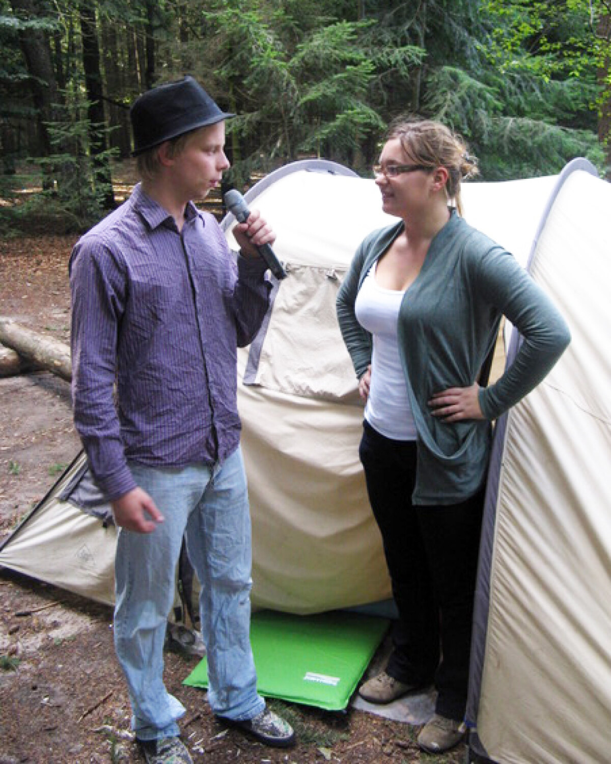 Anne de Jong interviewt een eerstejaars bij haar tent (2010). Foto: archief DB