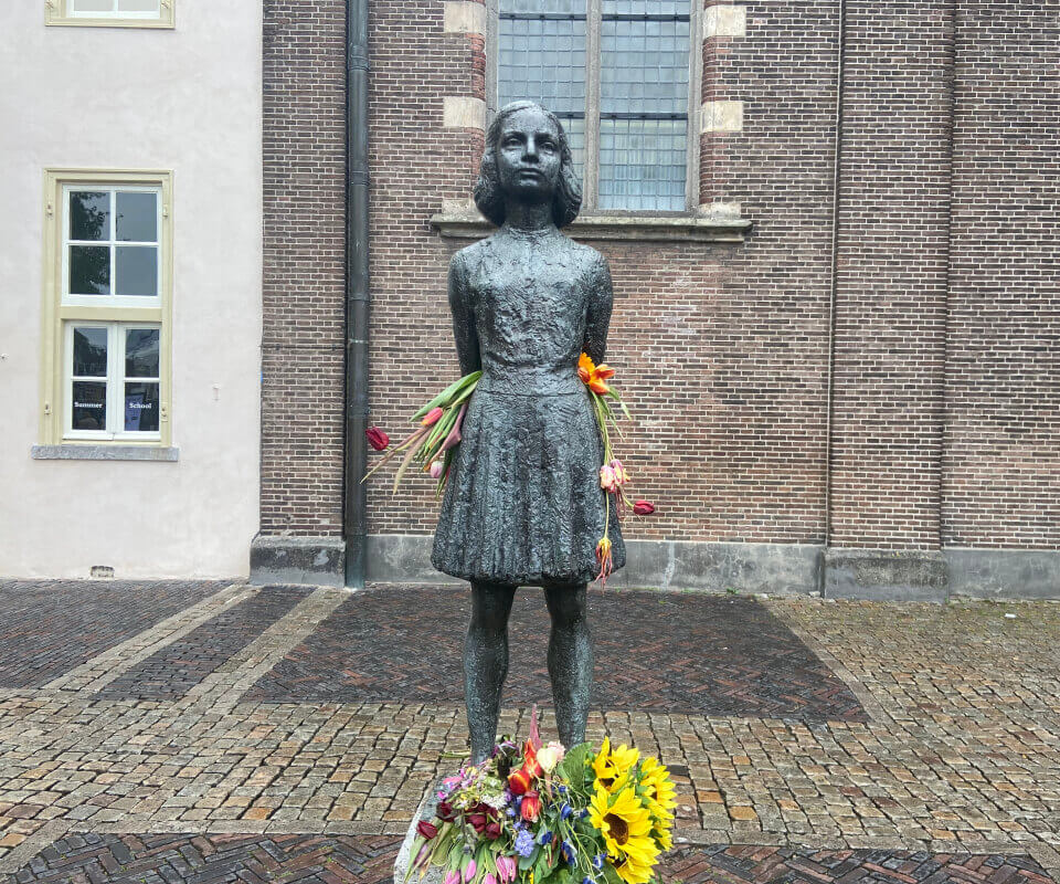 Anne Frank, beeld van Pieter d'Hont op het Janskerkhof. Foto: Jim Terlingen