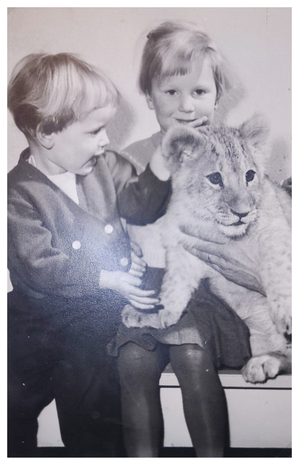 Anneke Ellerbroek en haar zusje (?) op 13 februari 1960