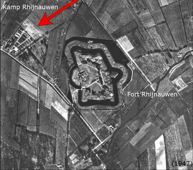 De luchtfoto uit 1947 die in 2014 opdook. Links de barakken van Kamp Rhijnauwen.