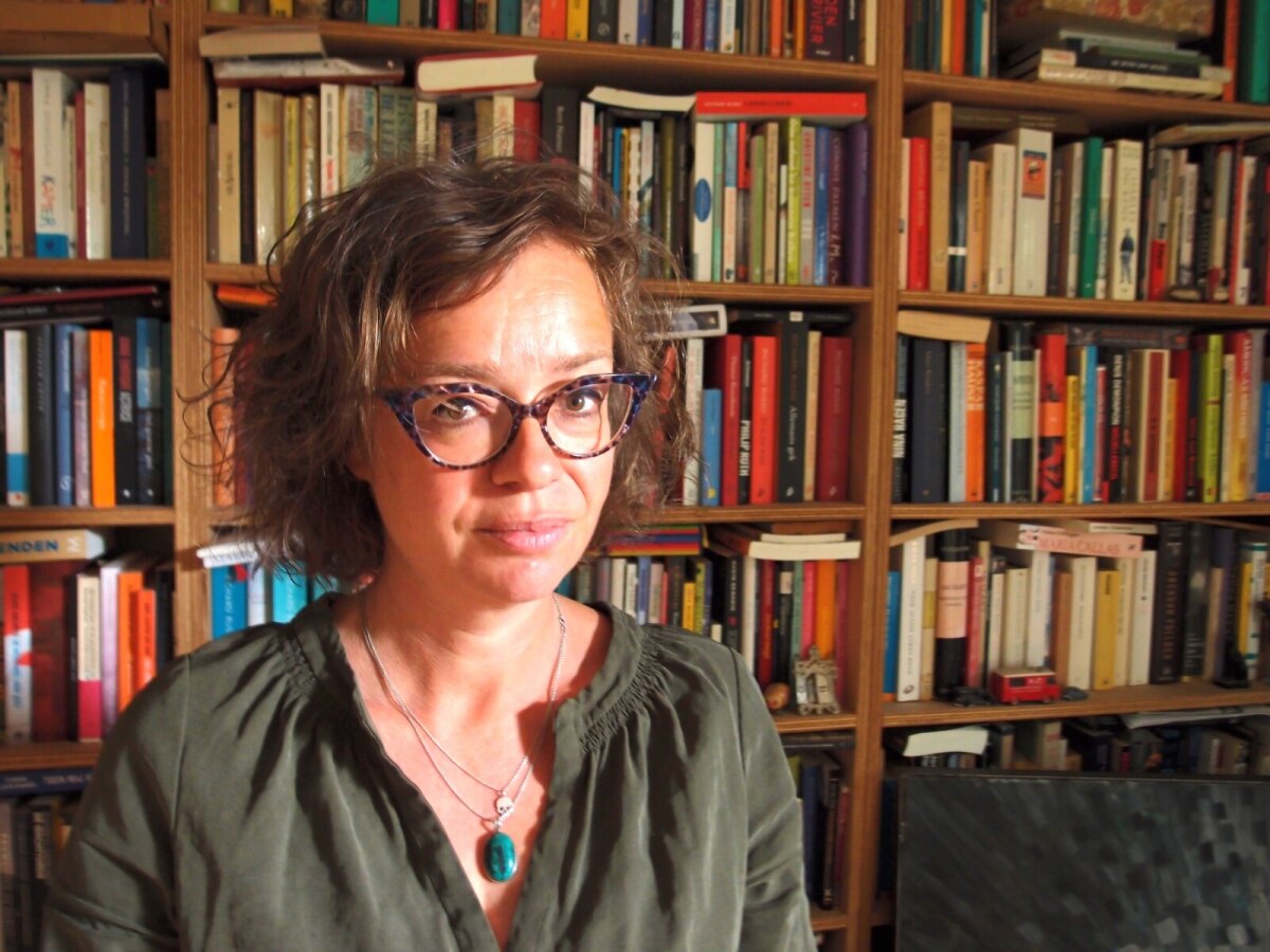 De boekenkast in Tuinmans huis getuigt van haar liefde voor de literatuur (foto LE)