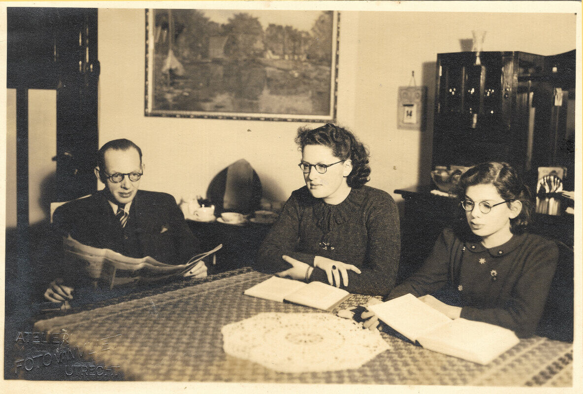 Bernard, Sophie en Sonja in de huiskamer van Paulus Potterstraat 1 (linksonder zien we dat de foto is gemaakt door foto-atelier Van Vliet, gevestigd op Adriaan van Ostadelaan 15)