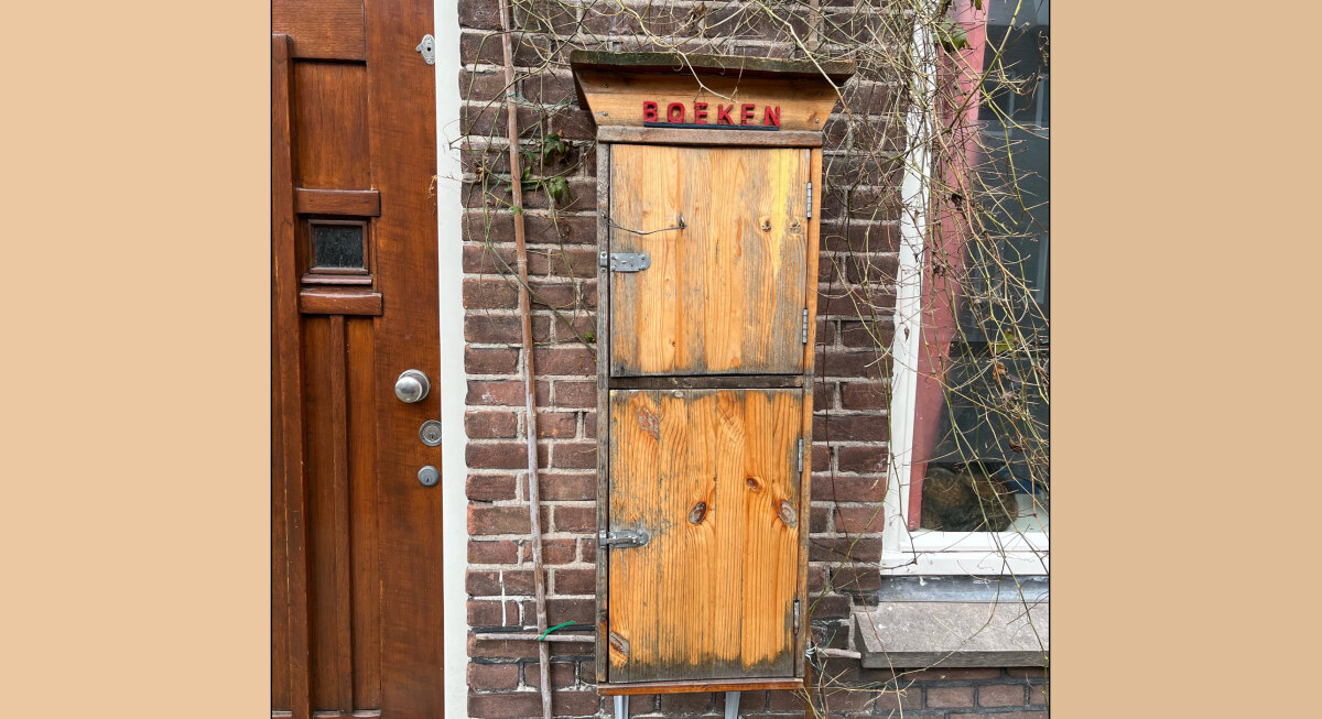 Het boekenkastje bij Van Swindenstraat 28. Foto: Ellen van Aken