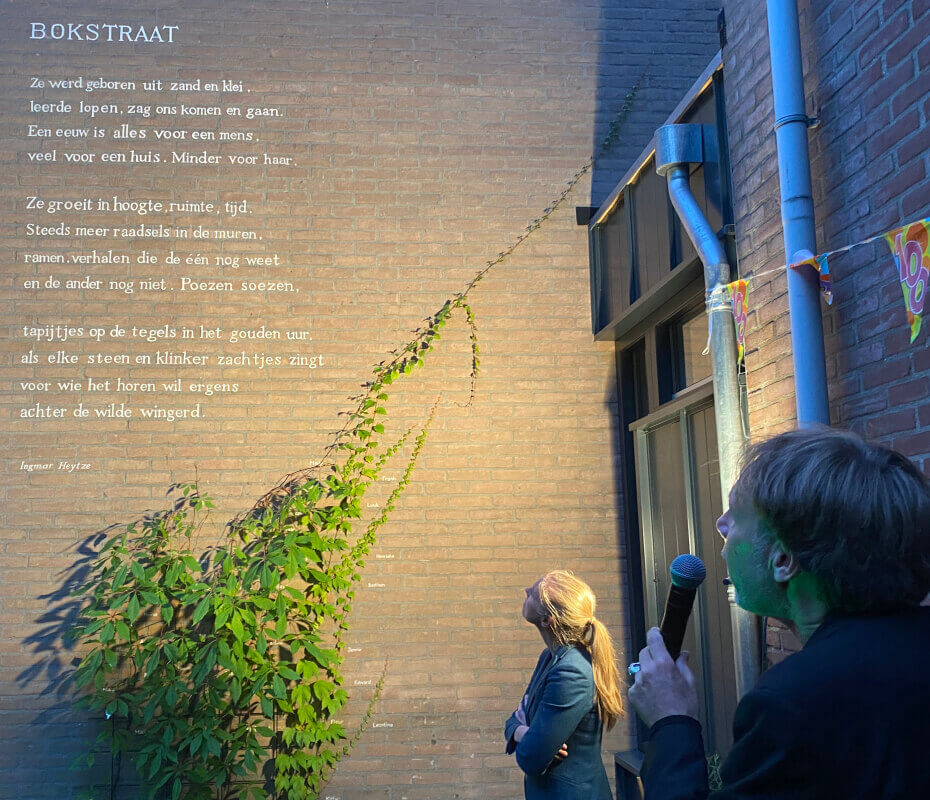 Heytze leest zijn gedicht voor (klik erop voor een vergroting); onder het gedicht de wilde wingerd. Foto: JT