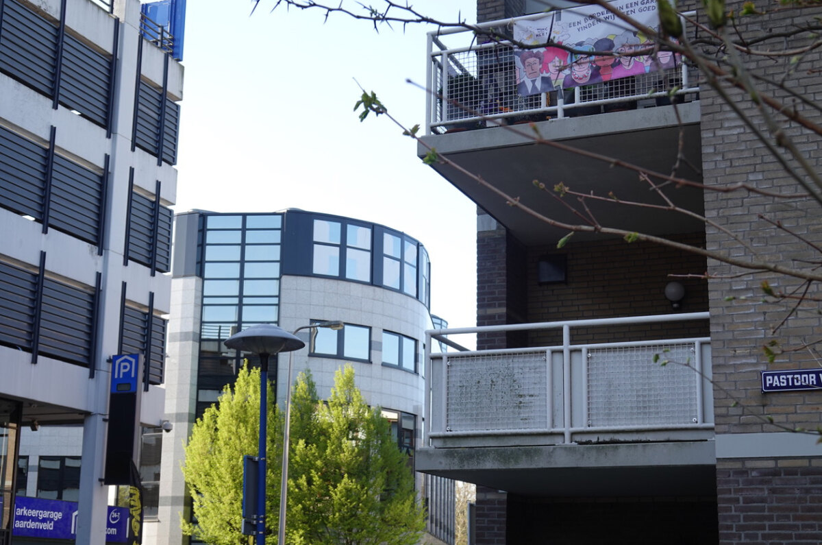 Links parkeergarage Paardenveld; rechts het balkon met de spandoeken. Foto: DB