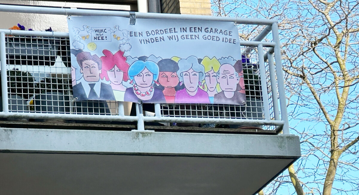 Een van de spandoeken tegen sekswerk in de garage. Foto: DB