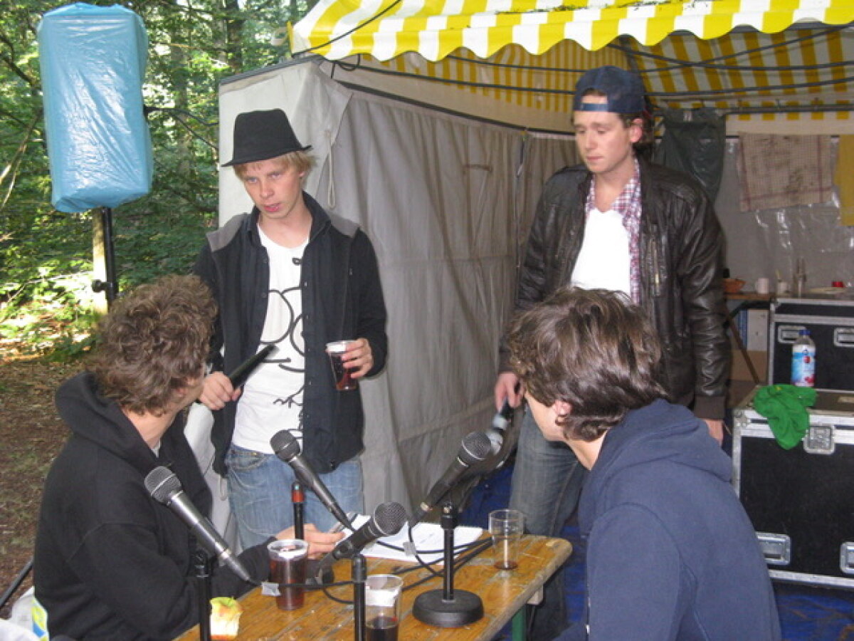 Bram, Anne, Tijmen en Jeroen in 2010 bij de presentatietafel voor de Radiotent. Foto: archief DB