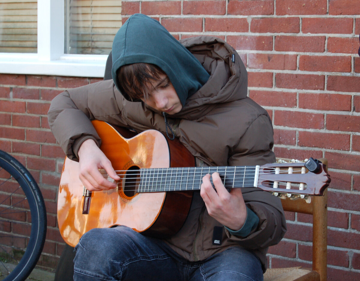 Branko (13 jaar) zorgde voor een mooi muzikaal intermezzo. Foto: Doete Regts