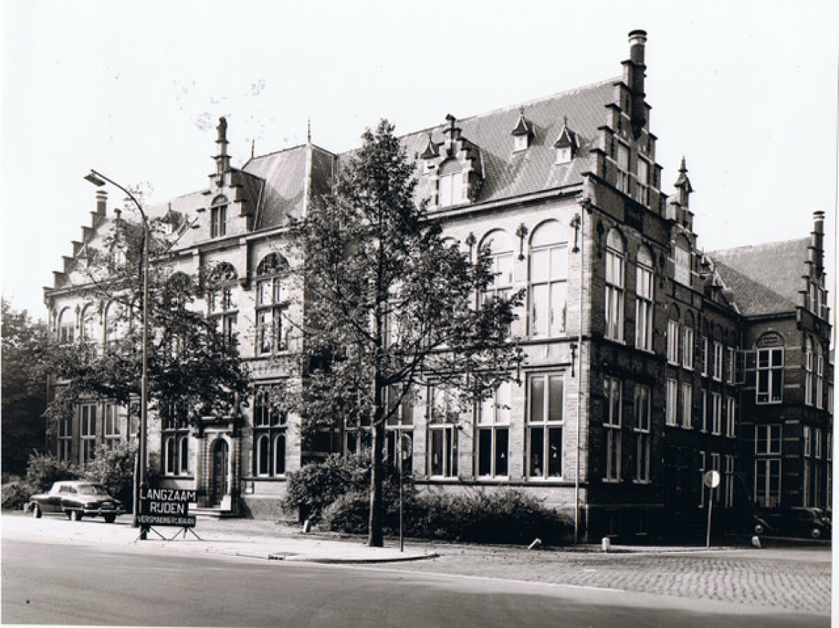 Het Organisch-Chemisch en Hygiënisch Laboratorium in 1950. Foto: Joost Koedam/Wikipedia