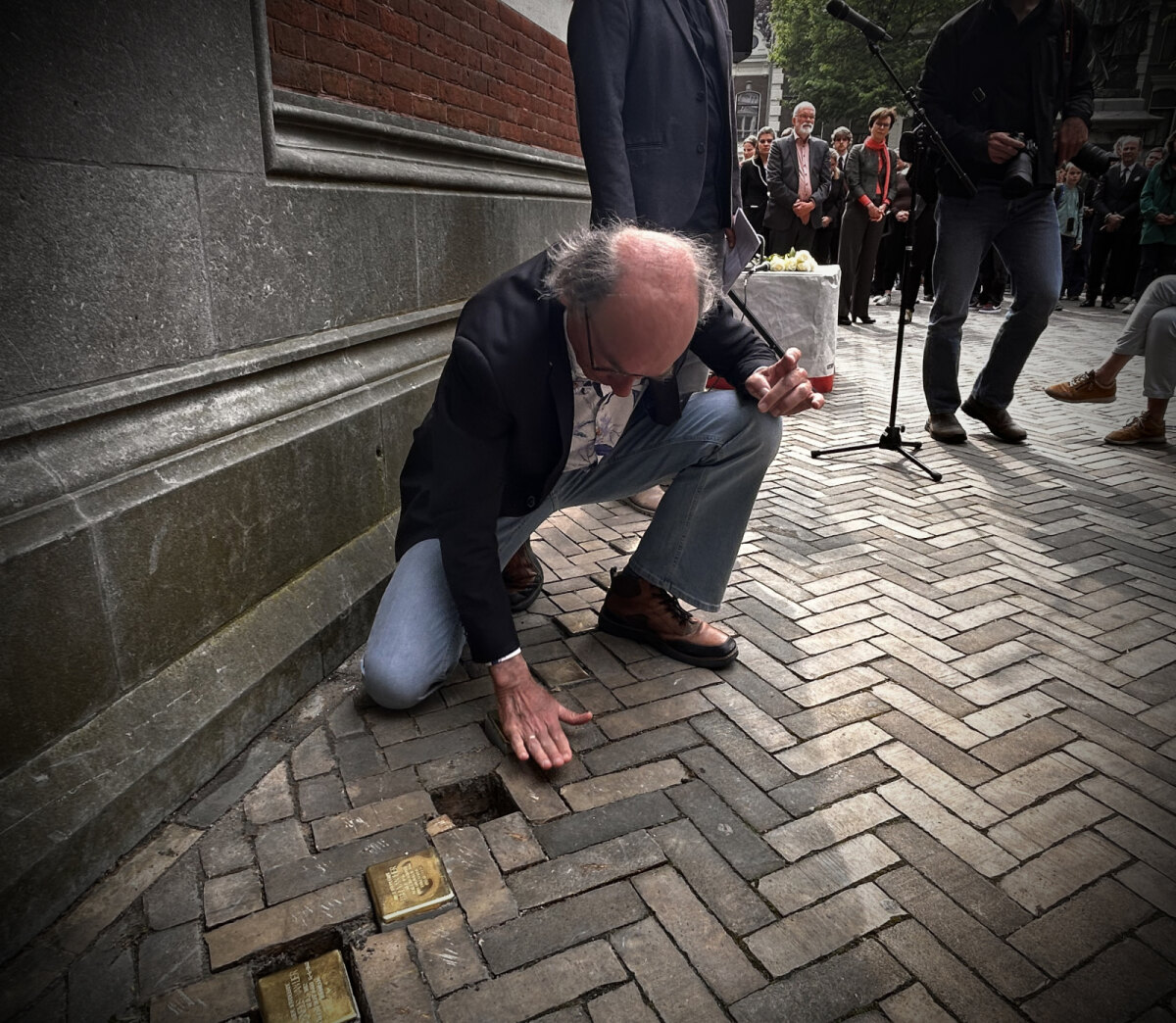 Dani&euml;l van den Bos plaatste het steentje voor Isaac, waarover hij een boek schreef