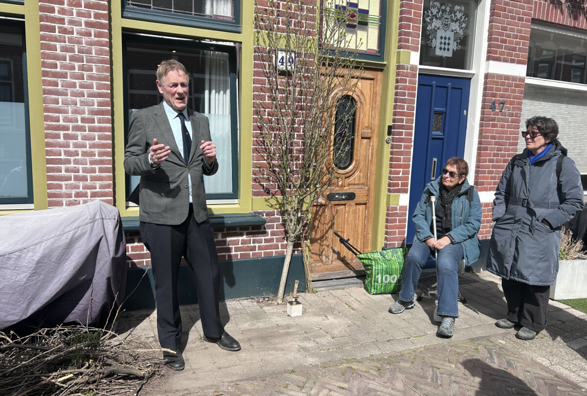 Daniël Kok (links) tijdens zijn toespraak (foto: JT)